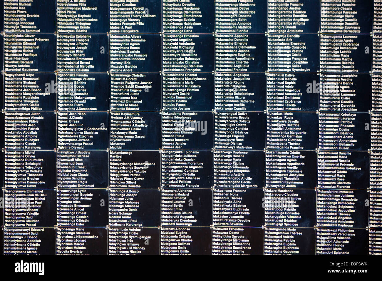 Ein Memorial Plaque Liste der Namen in Kigali Memorial Centre für Völkermord in Ruanda 1994. Stockfoto