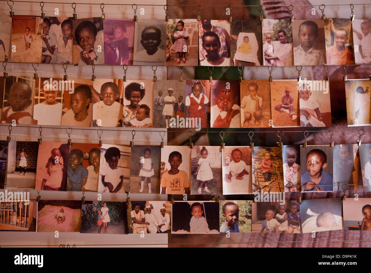 Eine Fotoanzeige von einigen der Opfer am Kigali Memorial Centre for Völkermord in Ruanda 1994. Stockfoto