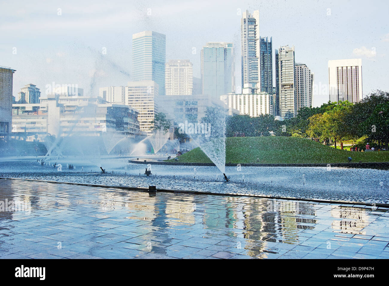 Central Park in Kuala Lumpur, Brunnen vor der Petronas Twin Towers Stockfoto