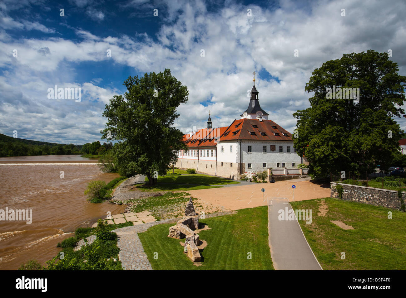 Berühmte Dobrichovice Schloss am Fluss Berounka Stockfoto