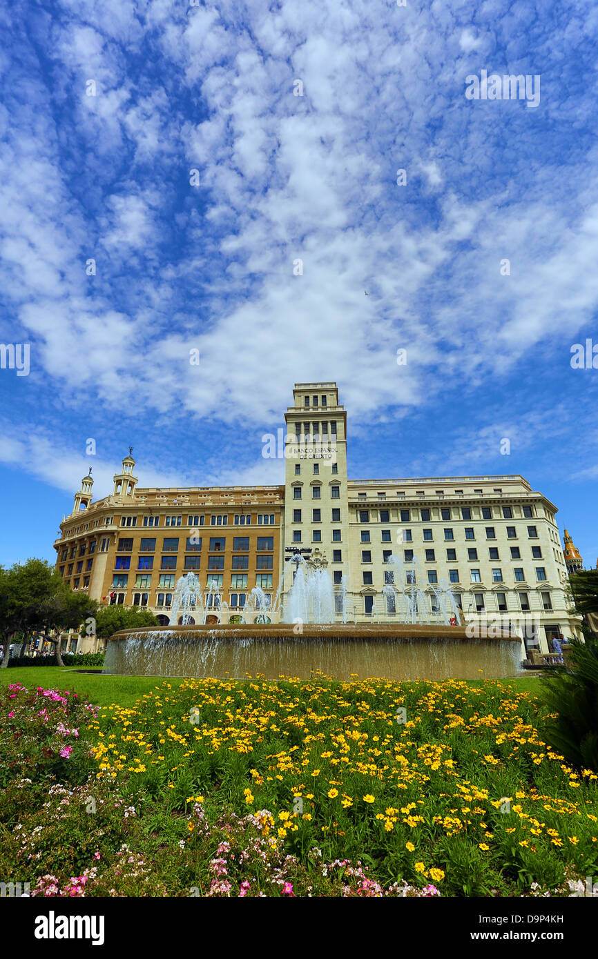 Placa de Catalunya und Banco Espanol de Credito in Barcelona, Spanien Stockfoto
