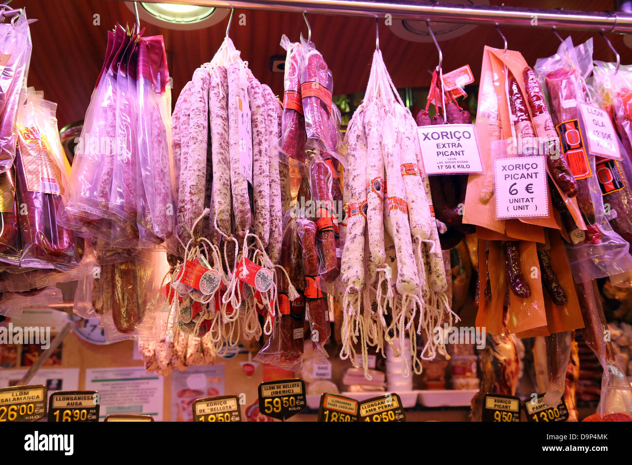 Fleisch und Metzger Ständen und frischen Produkten auf La Boqueria Markt de St. Josep, Barcelona, Spanien Stockfoto
