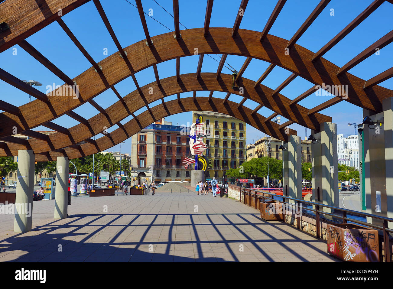 Das Barcelona Gesicht oder Kopf, Pop-Art-Statue von Roy Lichtenstein und hölzernen Tunnel an der Uferpromenade, Barcelona, Spanien Stockfoto