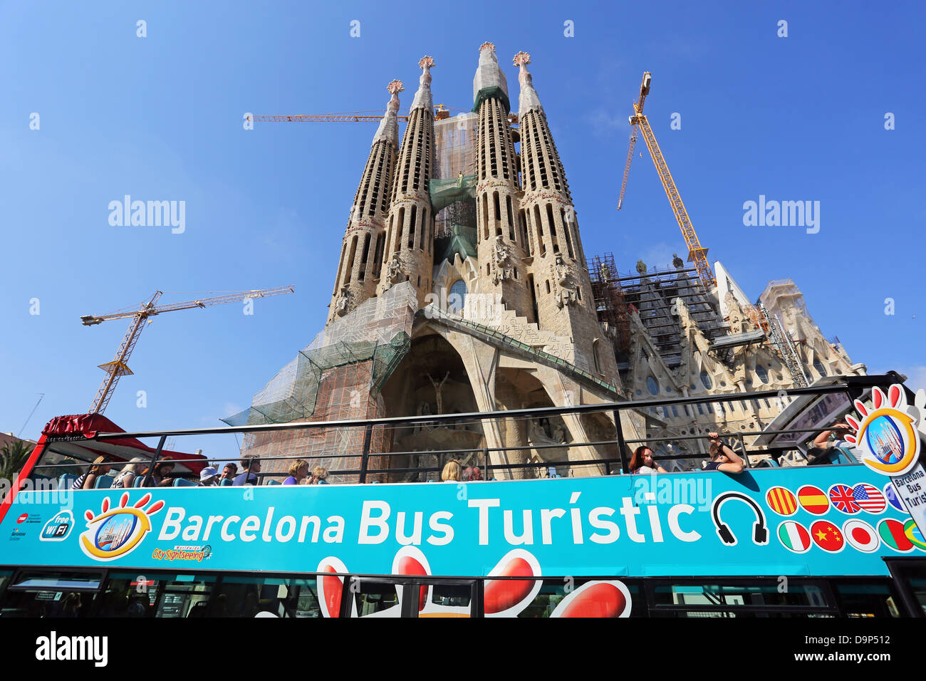Barcelona City Tour Sightseeing Touristenbus für Touristen an der Kathedrale Basilica De La Sagrada Familia in Barcelona, Spanien Stockfoto