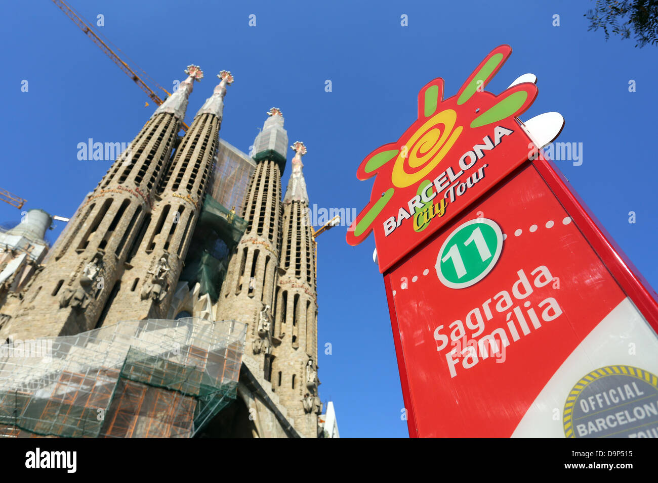 Barcelona City Tour Sightseeing Bus Stop-Schild für Touristen an der Kathedrale Basilica De La Sagrada Familia in Barcelona, Spanien Stockfoto