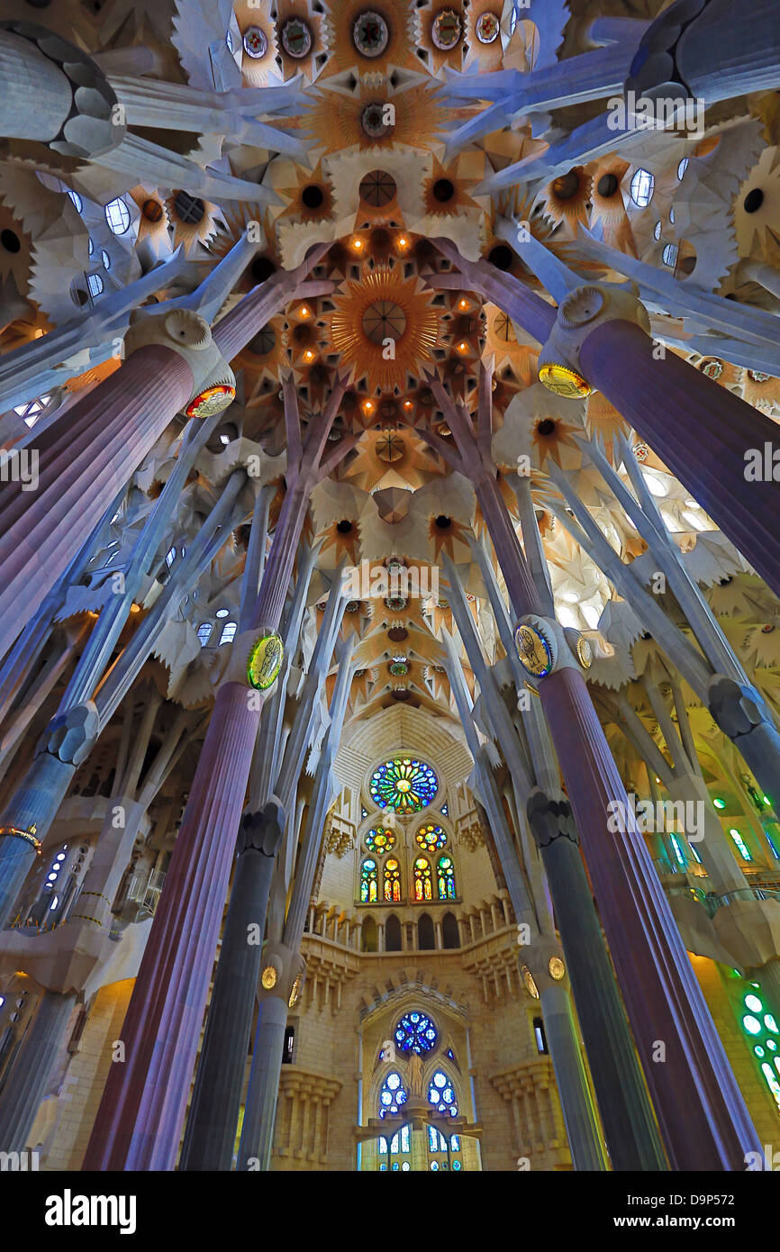 Innenraum der Kathedrale Basilica De La Sagrada Familia in Barcelona, Spanien Stockfoto