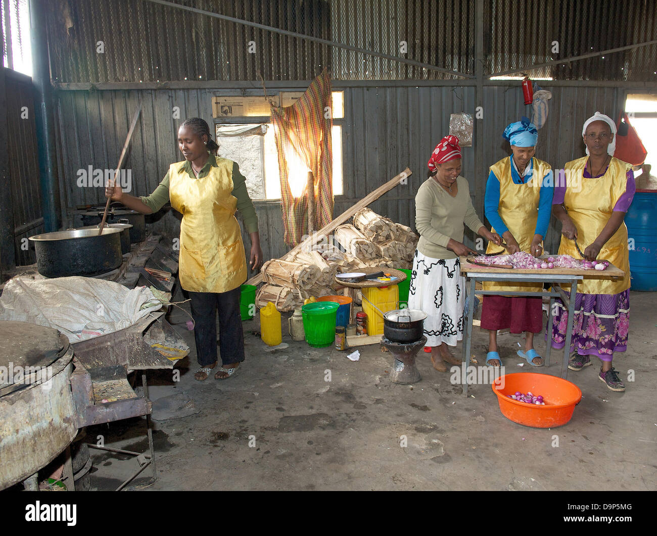 Frauen in einem kleinen Restaurant von der Kooperative "Addis Ra'ey' schneiden auf 15.03.2013 in einem kleinen Vorort von der äthiopischen Hauptstadt Addis Abeba in ihrer Küche Zwiebeln. Das Startgeld und einen Teil der laufenden Kosten, erhalten sie aus dem Projekt "Töchter der Char Stockfoto