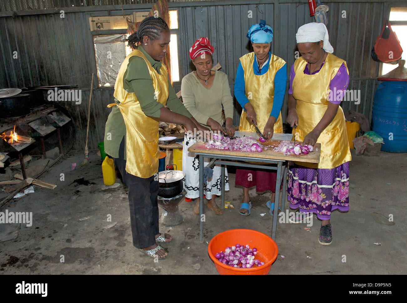Frauen in einem kleinen Restaurant von der Kooperative "Addis Ra'ey' schneiden auf 15.03.2013 in einem kleinen Vorort von der äthiopischen Hauptstadt Addis Abeba in ihrer Küche Zwiebeln. Das Startgeld und einen Teil der laufenden Kosten, erhalten sie aus dem Projekt "Töchter der Char Stockfoto