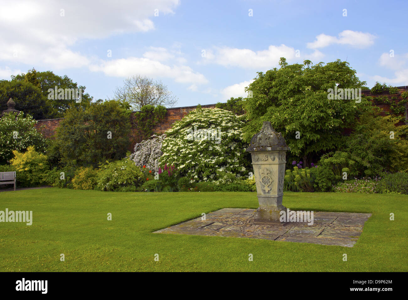 Große englische ummauerten Garten mit Stein Ornament und frisch mawed Rasen. Stockfoto