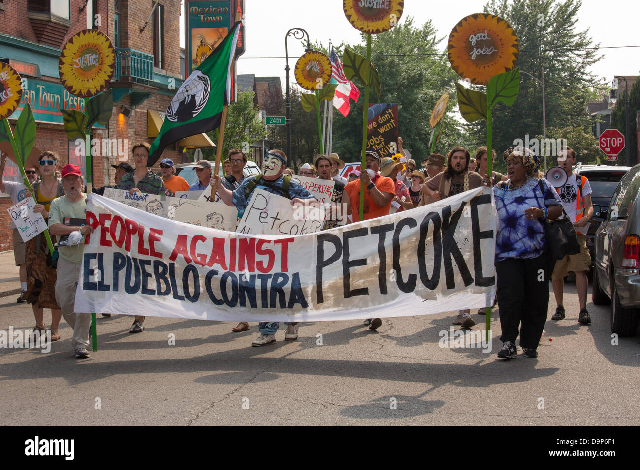 Detroit, Michigan - Umweltschützer und Anwohner von Südwesten Detroit gegen die Ablagerung von Brennstoffen in ihrer Gemeinde. Brennstoffen (Petrolkoks) ist der Rückstand nach kanadischen Sande Öl in der nahe gelegenen Marathon Petroleum Raffinerie verarbeitet wird. Koch-Carbon, eine von Charles und David Koch, kontrollierte Gesellschaft besitzt das Material, das entlang den Detroit River gestapelt ist, wo die Gegner sagen, dass es kann verschmutzen die Luft und Wasser. Stockfoto