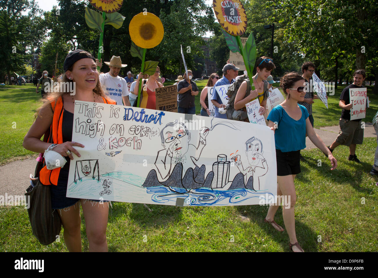 Detroit, Michigan - Umweltschützer und Anwohner von Südwesten Detroit gegen die Ablagerung von Brennstoffen in ihrer Gemeinde. Brennstoffen (Petrolkoks) ist der Rückstand nach kanadischen Sande Öl in der nahe gelegenen Marathon Petroleum Raffinerie verarbeitet wird. Koch-Carbon, eine von Charles und David Koch, kontrollierte Gesellschaft besitzt das Material, das entlang den Detroit River gestapelt ist, wo die Gegner sagen, dass es kann verschmutzen die Luft und Wasser. Stockfoto