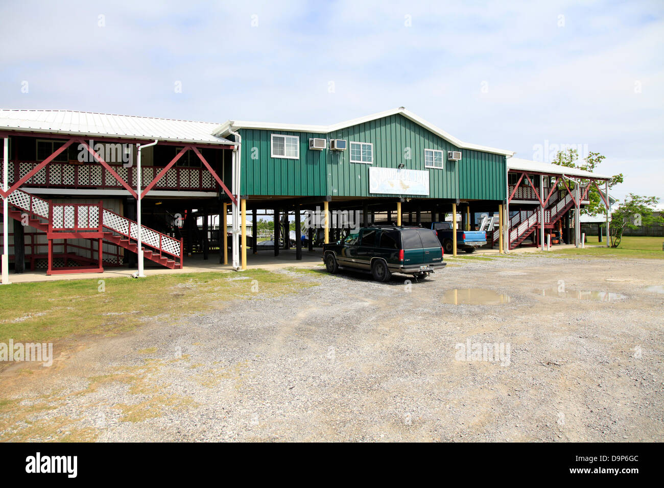 Cocodrie ist die letzte Siedlung. Hier endet die Autobahn 57. Cocodrie war ein Ziel des Hurrikan Katrina im Jahr 2005. Drei Jahre später, im September 2008 trafen sich auf dem Festland in Crocodie und Dulac Hurrican Gustav. Viele Dinge wurden zerstört, nur bis jetzt. Phot Stockfoto