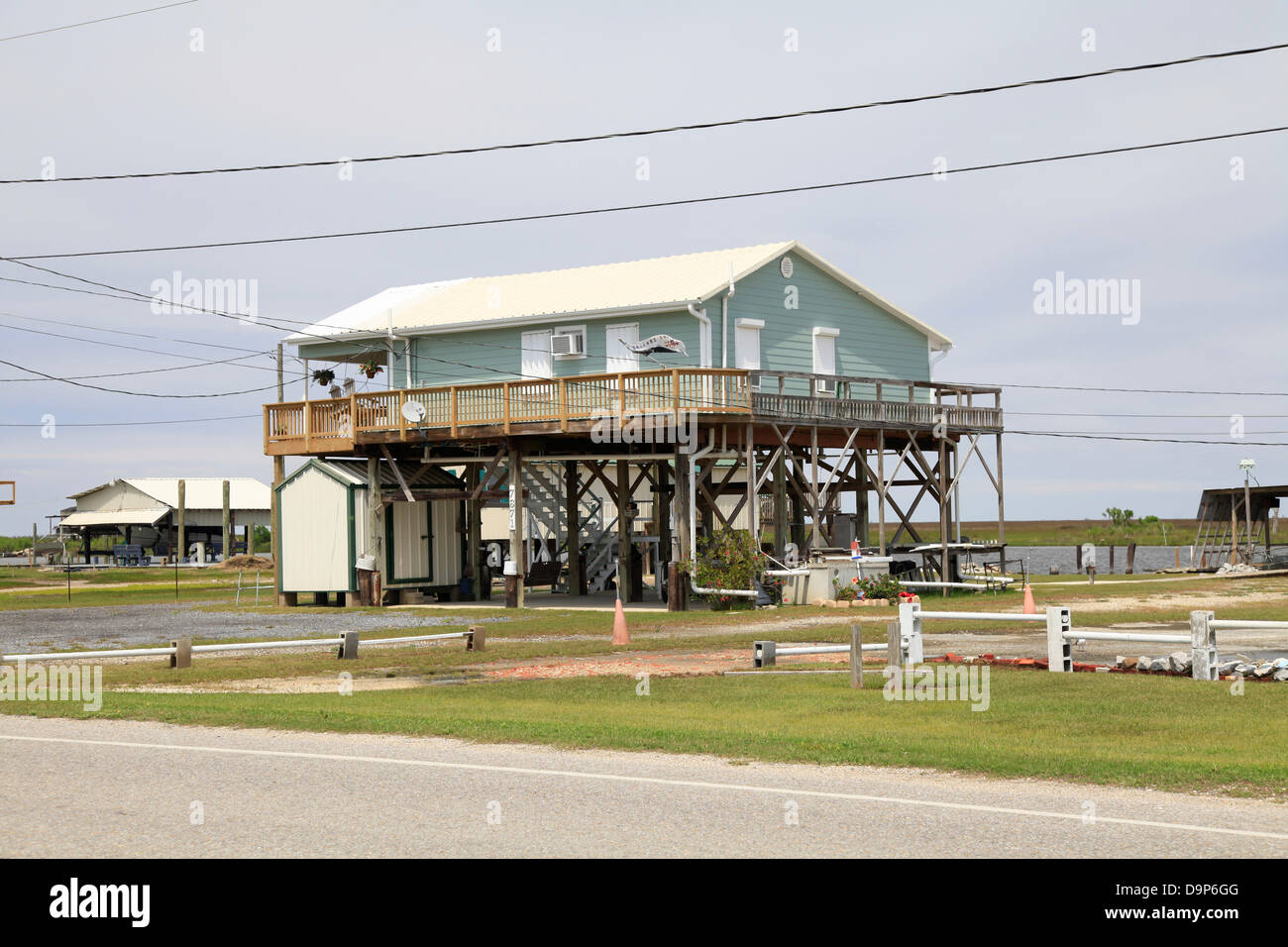 Cocodrie ist die letzte Siedlung. Hier endet die Autobahn 57. Cocodrie war ein Ziel des Hurrikan Katrina im Jahr 2005. Drei Jahre später, im September 2008 trafen sich auf dem Festland in Crocodie und Dulac Hurrican Gustav. Viele Dinge wurden zerstört, nur bis jetzt. Phot Stockfoto