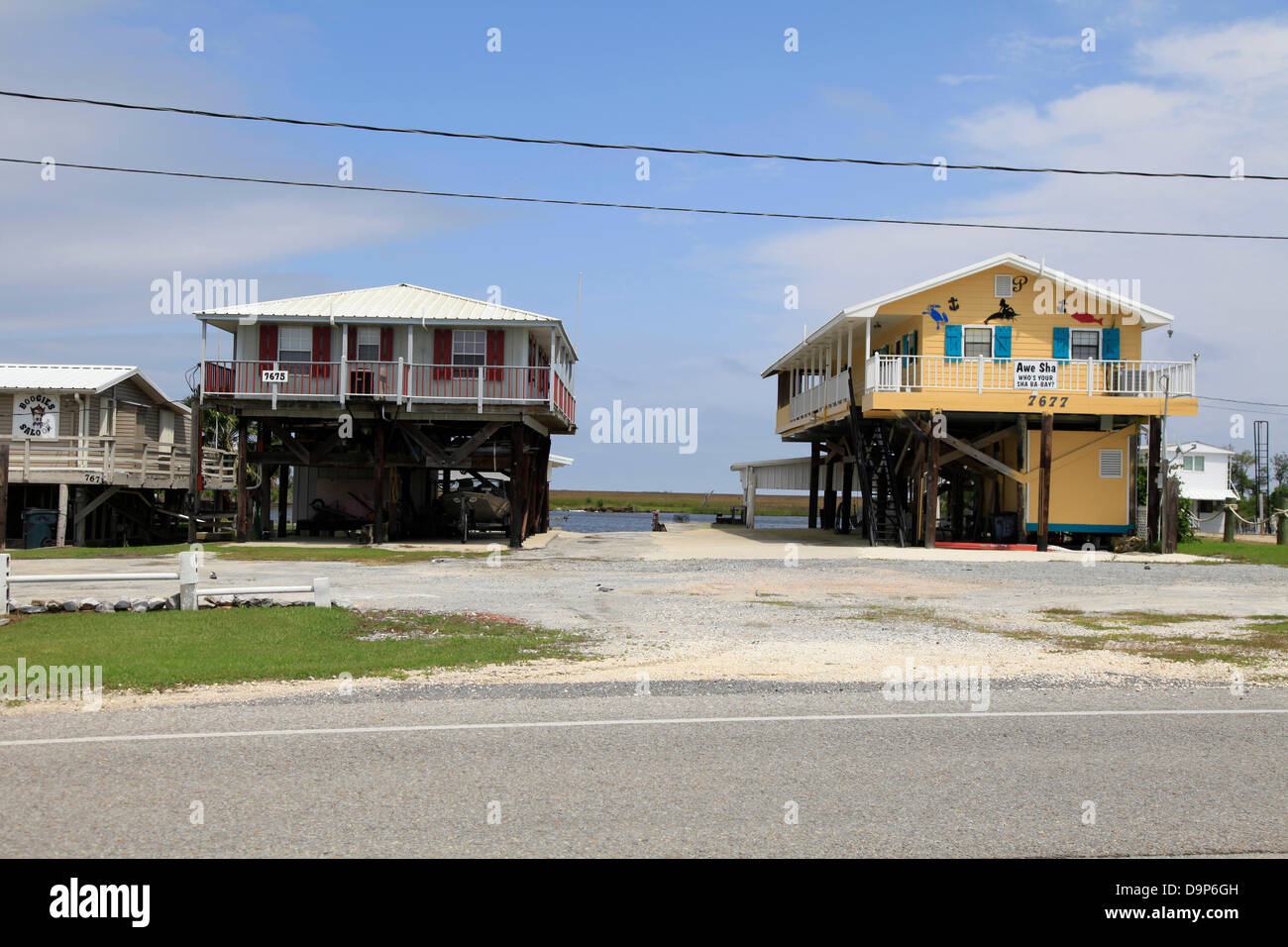 Cocodrie ist die letzte Siedlung. Hier endet die Autobahn 57. Cocodrie war ein Ziel des Hurrikan Katrina im Jahr 2005. Drei Jahre später, im September 2008 trafen sich auf dem Festland in Crocodie und Dulac Hurrican Gustav. Viele Dinge wurden zerstört, nur bis jetzt. Phot Stockfoto