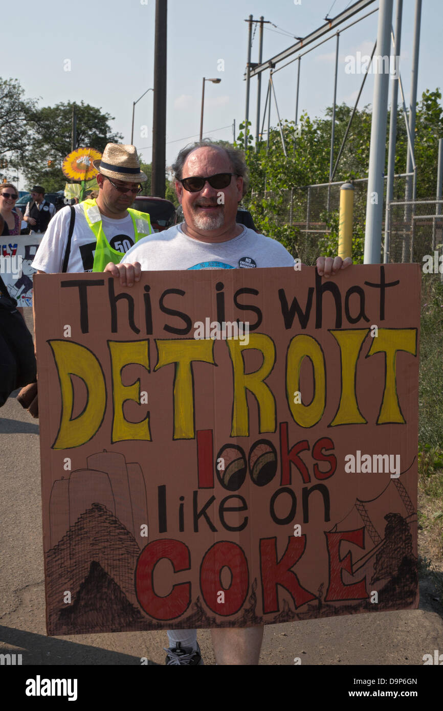 Detroit, Michigan - Umweltschützer und Anwohner von Südwesten Detroit gegen die Ablagerung von Brennstoffen in ihrer Gemeinde. Brennstoffen (Petrolkoks) ist der Rückstand nach kanadischen Sande Öl in der nahe gelegenen Marathon Petroleum Raffinerie verarbeitet wird. Koch-Carbon, eine von Charles und David Koch, kontrollierte Gesellschaft besitzt das Material, das entlang den Detroit River gestapelt ist, wo die Gegner sagen, dass es kann verschmutzen die Luft und Wasser. Stockfoto