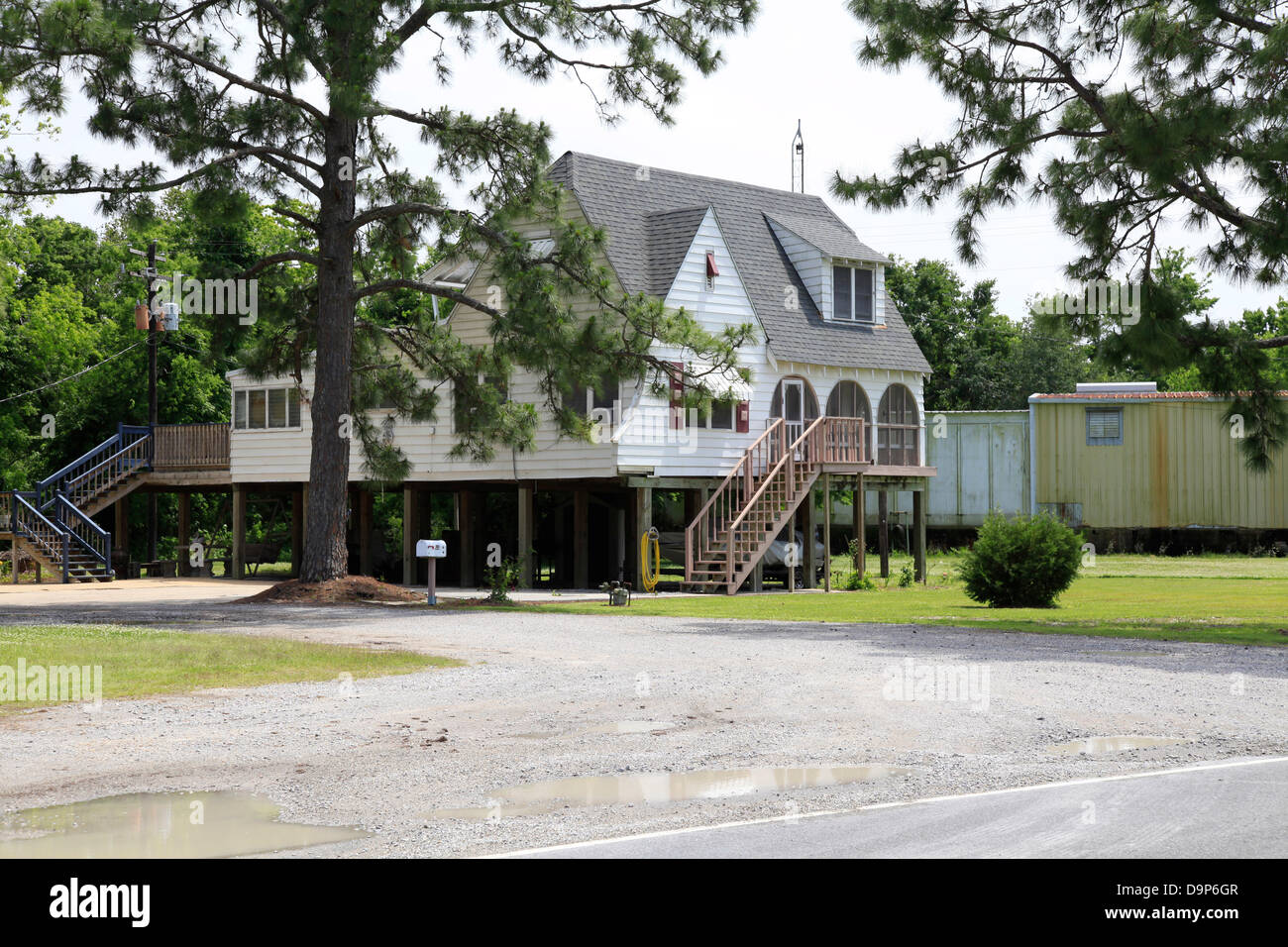 Cocodrie ist die letzte Siedlung. Hier endet die Autobahn 57. Cocodrie war ein Ziel des Hurrikan Katrina im Jahr 2005. Drei Jahre später, im September 2008 trafen sich auf dem Festland in Crocodie und Dulac Hurrican Gustav. Viele Dinge wurden zerstört, nur bis jetzt. Phot Stockfoto