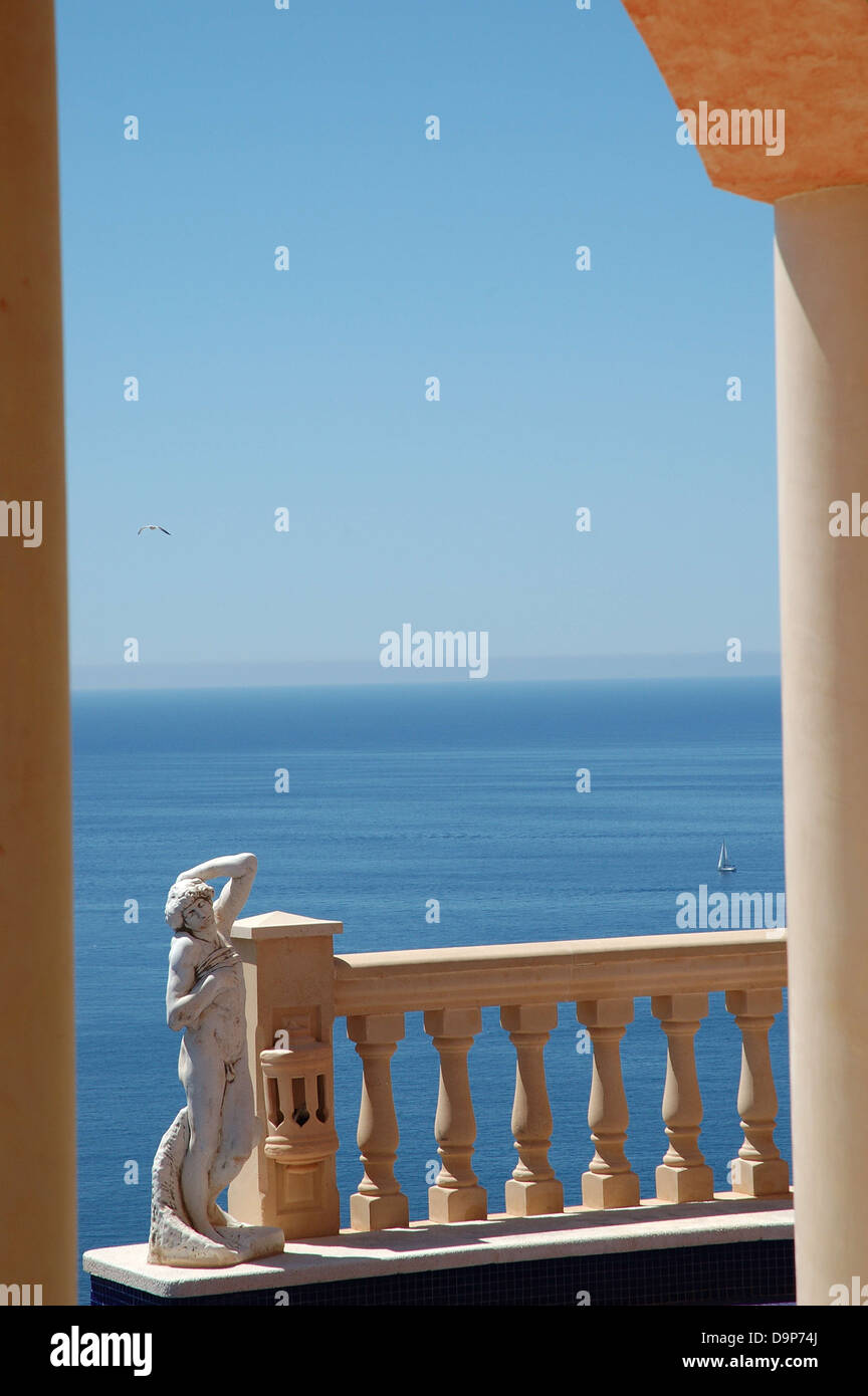 Blick vom Balkon auf das Meer Stockfoto