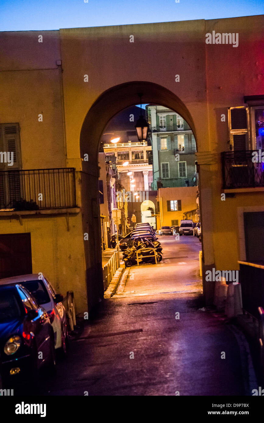 Eine kleine Seitenstraße mit parkenden Autos neben der Promenade des Anglais in die alte Stadt von Nizza Frankreich in der Nacht Stockfoto