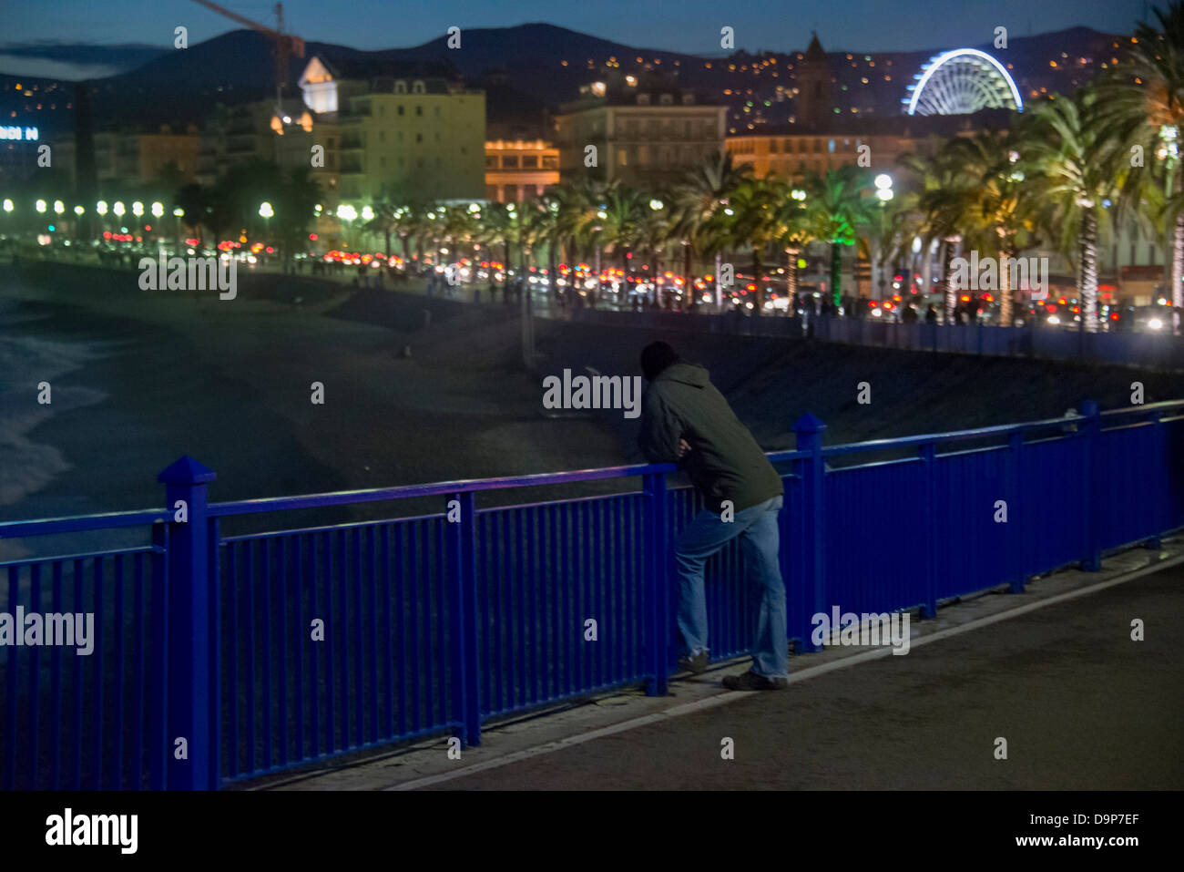 Ein Mann, der Blick auf den nächtlichen Blick auf Promenade des Anglais in Nizza Frankreich Stockfoto