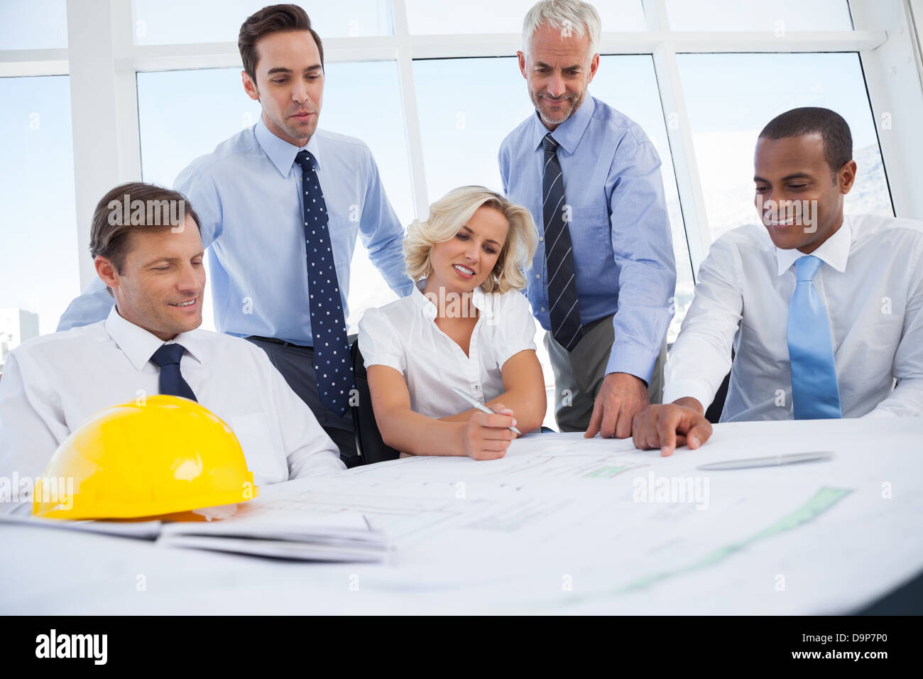 Business-Leute diskutieren Bauplan Stockfoto
