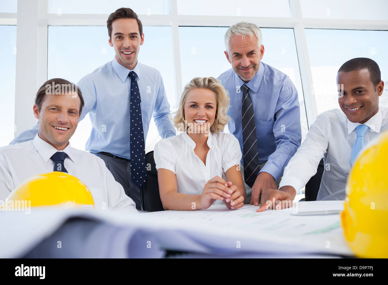 Fünf Architekten in die Kamera schaut Stockfoto