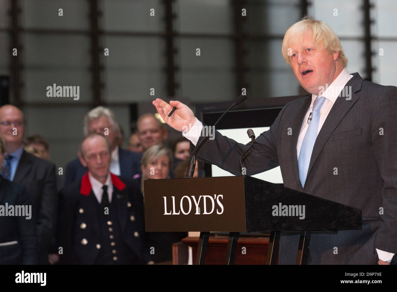 London, UK. 24. Juni 2013. Bürgermeister Boris Johnson heute Lloyd es Of London besucht und angesprochen Personal von der Lutine Bell in der ikonischen Gebäude Underwriting Zimmer versammelt. Er wurde von Lloyd's Of London Vorsitzender, John Nelson verbunden. Foto: Nick Savage/Alamy Live-Nachrichten Stockfoto