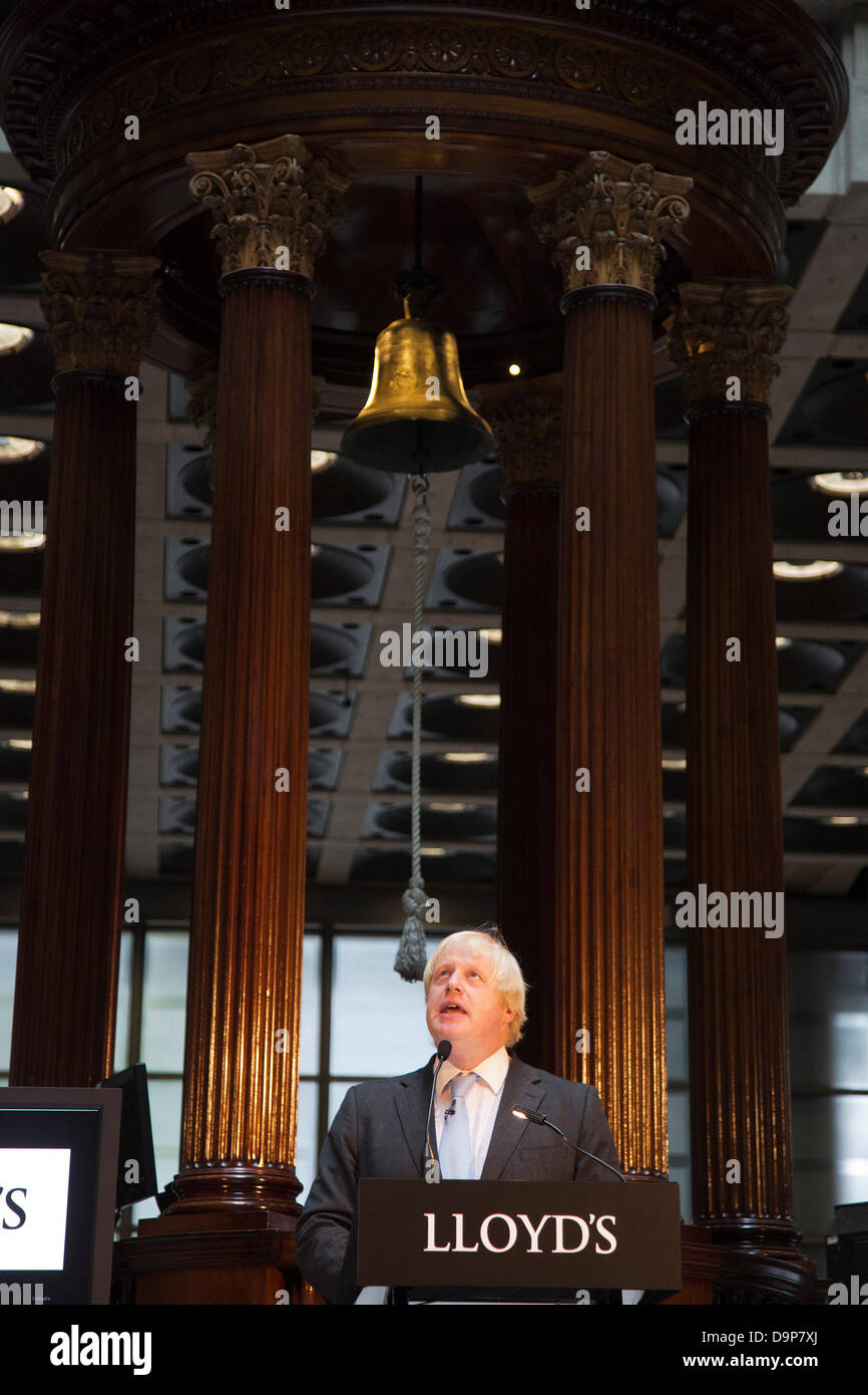 London, UK. 24. Juni 2013. Bürgermeister Boris Johnson heute Lloyd es Of London besucht und angesprochen Personal von der Lutine Bell in der ikonischen Gebäude Underwriting Zimmer versammelt. Er wurde von Lloyd's Of London Vorsitzender, John Nelson verbunden. Foto: Nick Savage/Alamy Live-Nachrichten Stockfoto