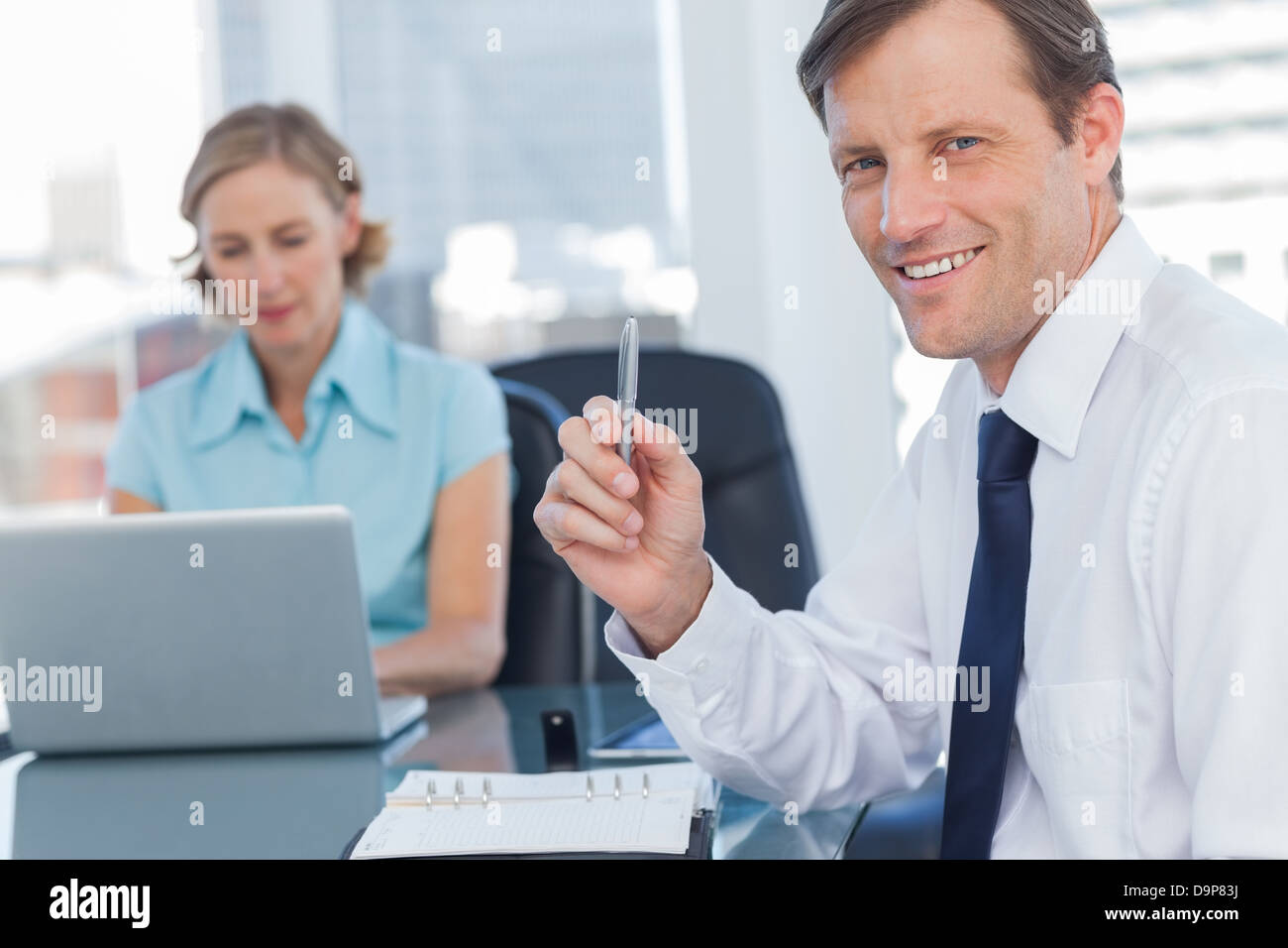 Lächelnde Geschäftsmann Stockfoto