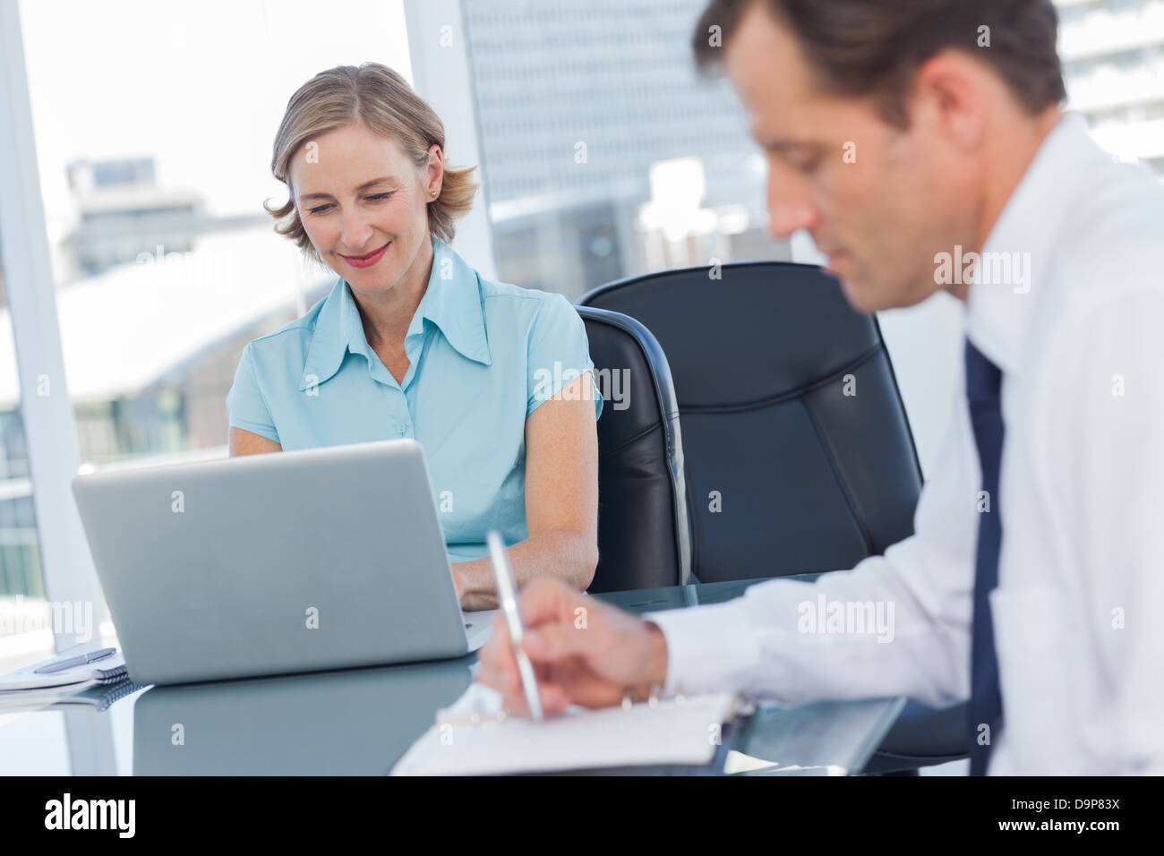 Geschäftsfrau und Geschäftsmann arbeiten Stockfoto