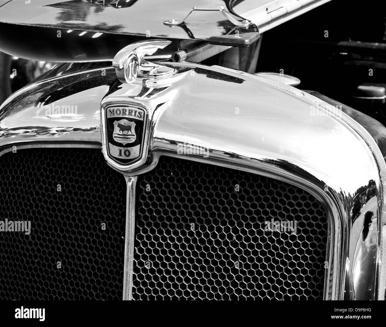 Der Kühlergrill und die Abzeichen club Auto Mercedes-Benz W112 300SE  (schwarz-weiß Stockfotografie - Alamy