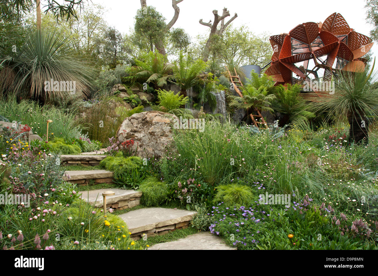 Blick auf Schritte und Atelier in der Trailfinders australischen Garten von RHS Chelsea Flower Show 2013, London, UK. Stockfoto