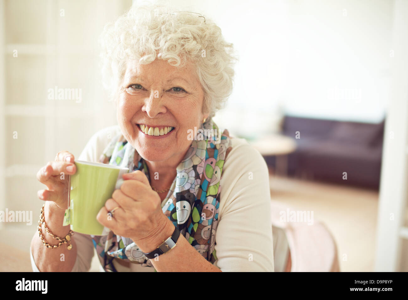 Nahaufnahme von eine bezaubernde alte Dame ihren Tee trinken Stockfoto