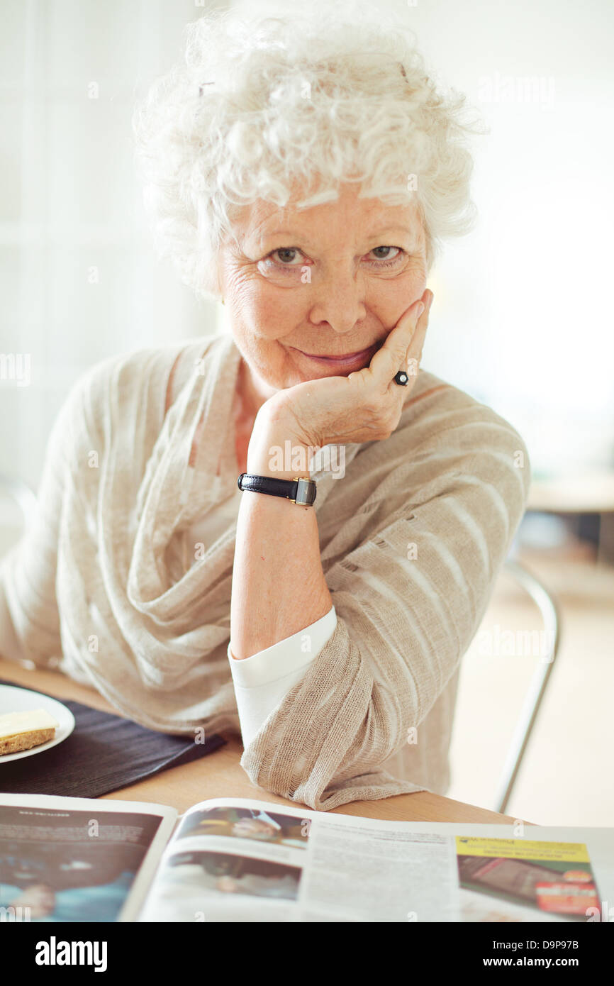 Portrait einer älteren Frau betrachten Sie mit Hand am Kinn Stockfoto