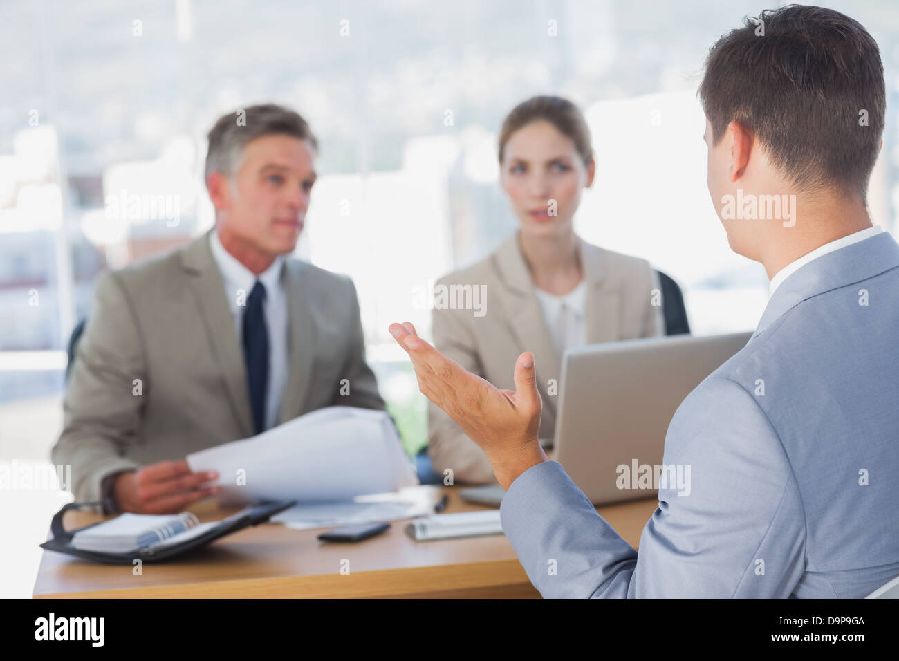Ernsthafte Geschäftsleute Antragsteller anhören Stockfoto