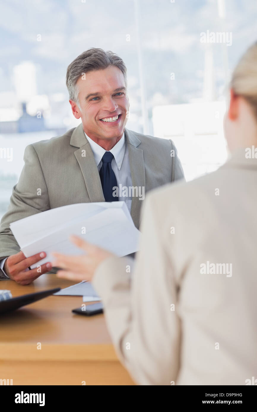 Geschäftsmann lächelnd an Antragsteller Stockfoto
