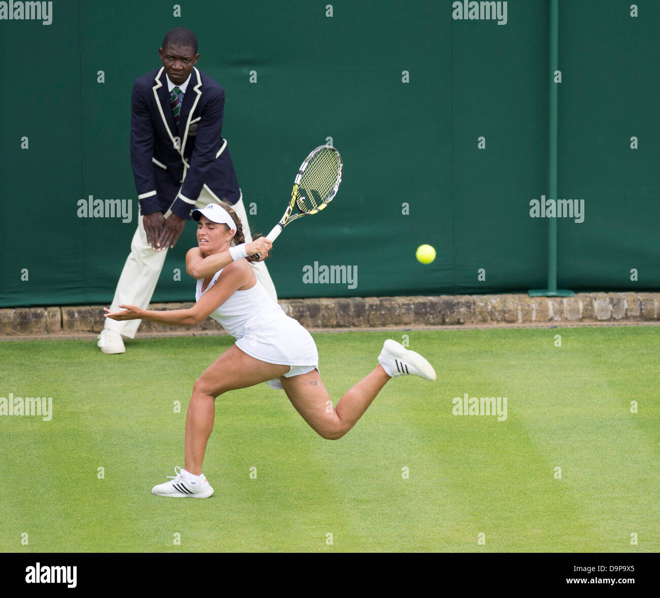 Der All England Lawn-Tennis and Croquet Club, London, UK. 24. Juni 2013. Der Wimbledon Tennis Championships 2013.    Sara Errani (ITA) [5] V Monica Puig (PUR) (tragen Visier) auf Court 18. Bildnachweis: Duncan Grove/Alamy Live-Nachrichten Stockfoto