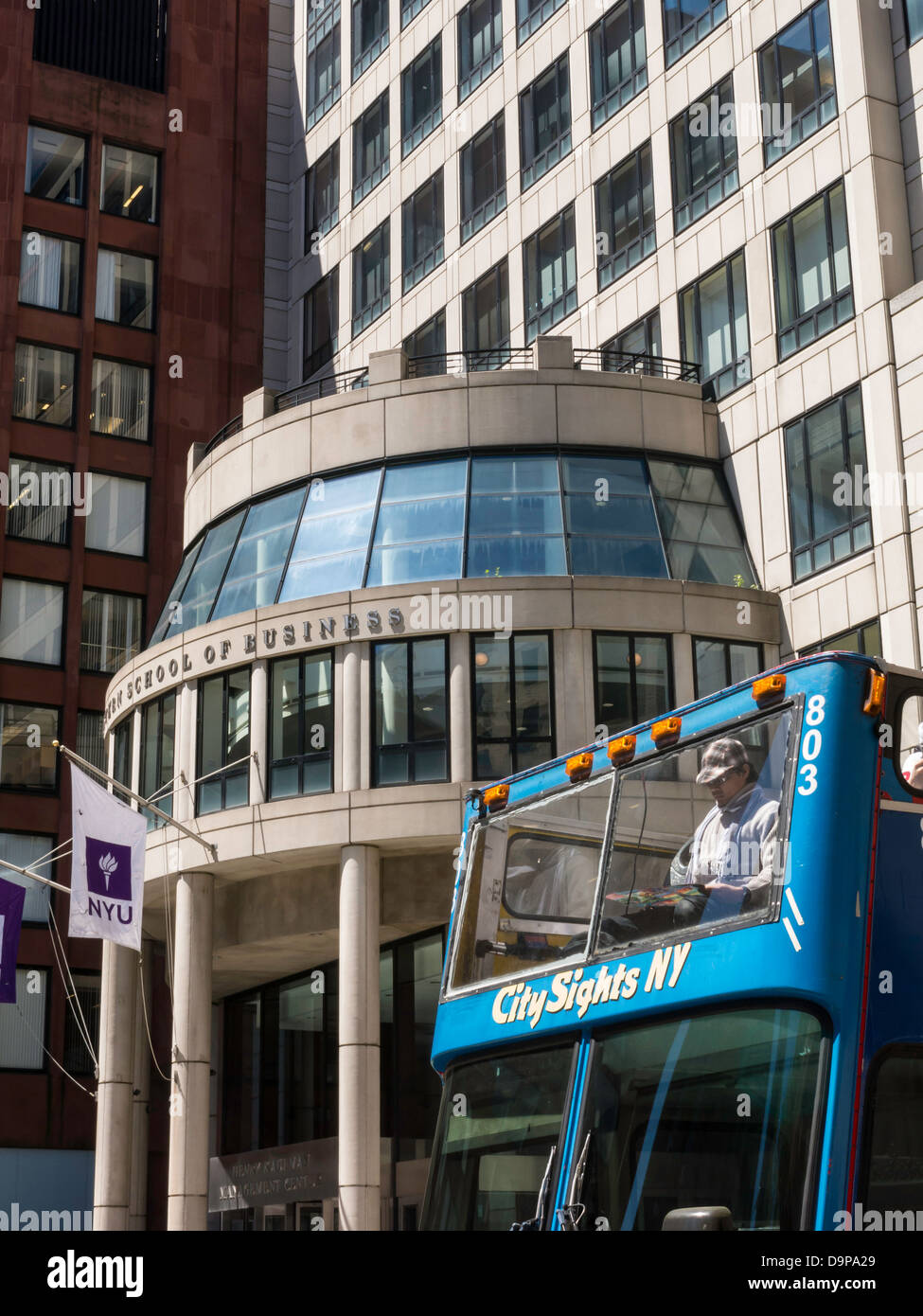 Stern Business School der New York University und Tour-Bus, NYC Stockfoto