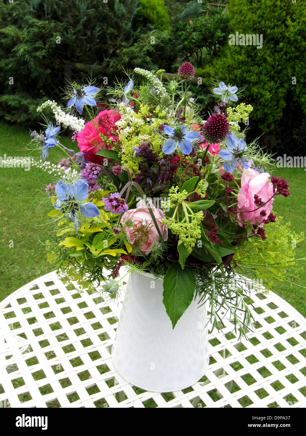 Eine Auswahl von wilden Blumen in einer weißen Vase. Stockfoto