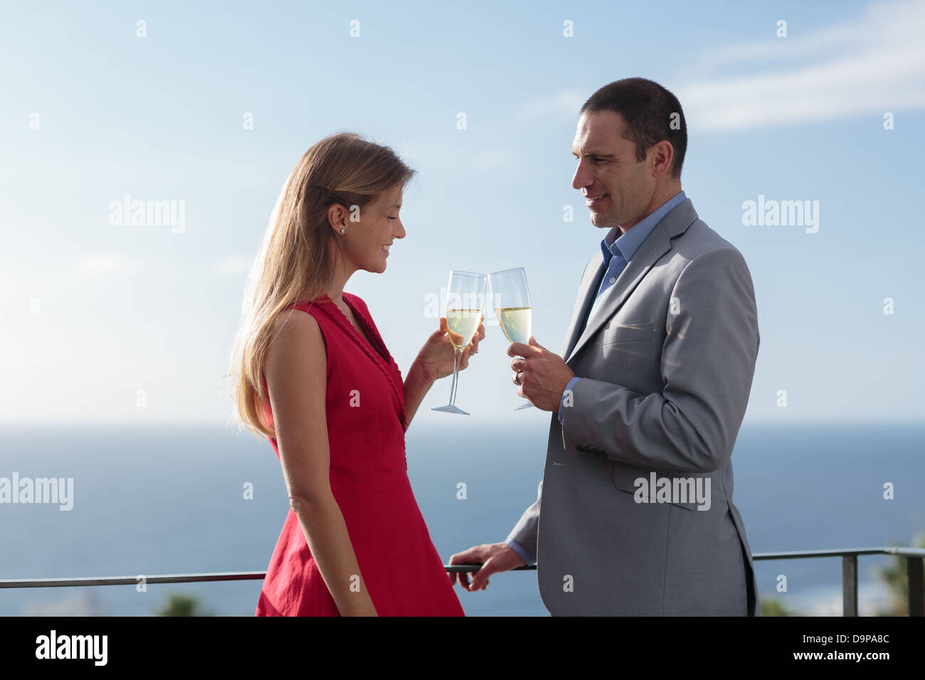 Paar, Klirren ihre Flöten Champagner Stockfoto