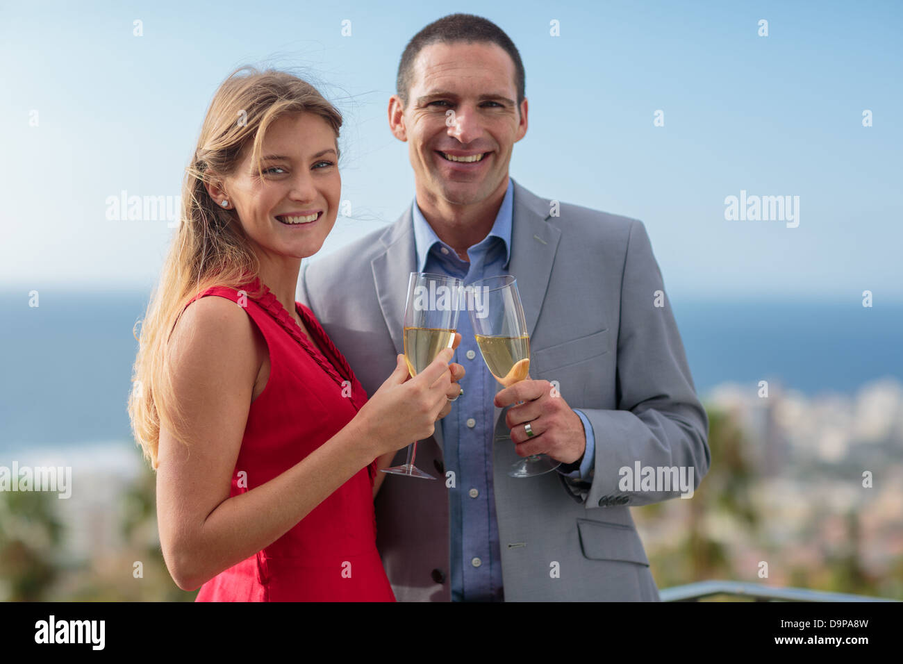 Freuen uns paar, Klirren, Champagner Stockfoto