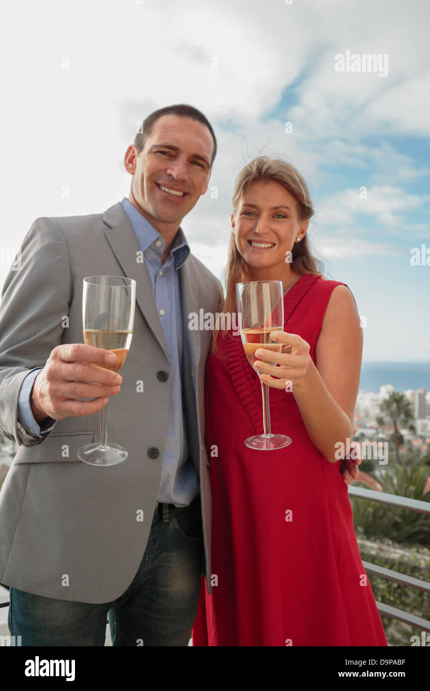 Paar, Klirren ihr Glas Champagner Stockfoto