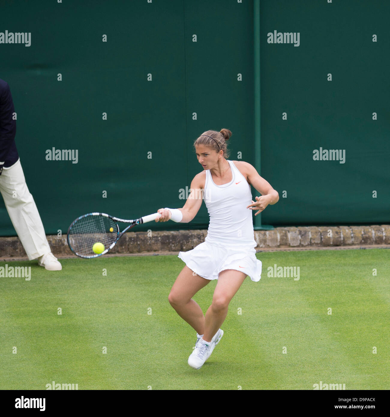 Der All England Lawn-Tennis and Croquet Club, London, UK. 24. Juni 2013. Der Wimbledon Tennis Championships 2013.    Sara Errani (ITA) [5] V Monica Puig (PUR) (tragen Visier) auf Court 18. Bildnachweis: Duncan Grove/Alamy Live-Nachrichten Stockfoto