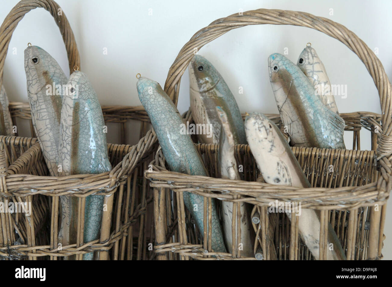 Fisch-Figuren in Weidenkörbe Stockfoto