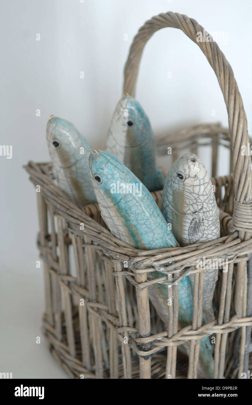 Fisch-Figuren im Weidenkorb Stockfoto