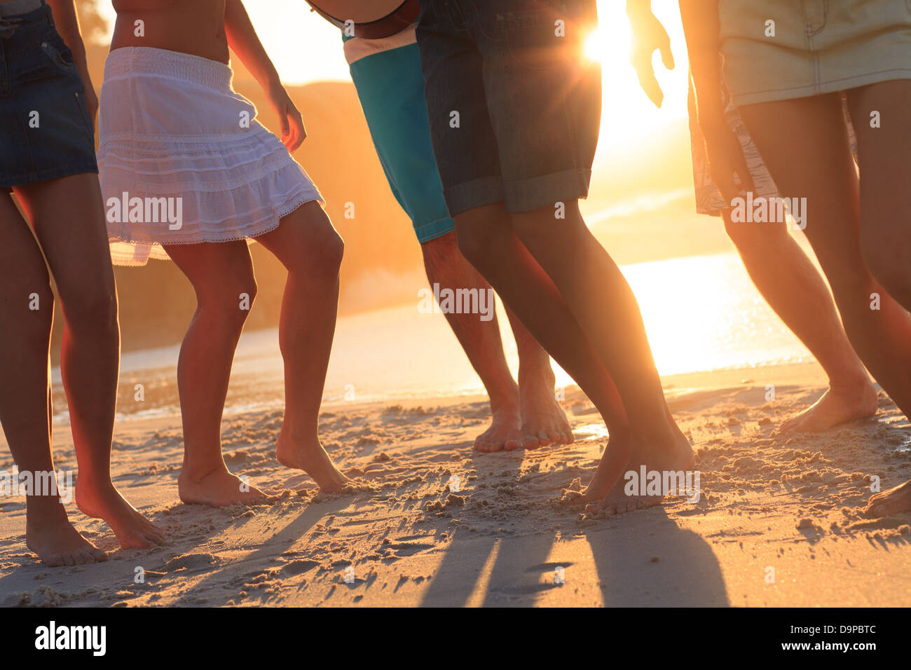 Gruppe von Menschen, die tanzen am Strand Stockfoto