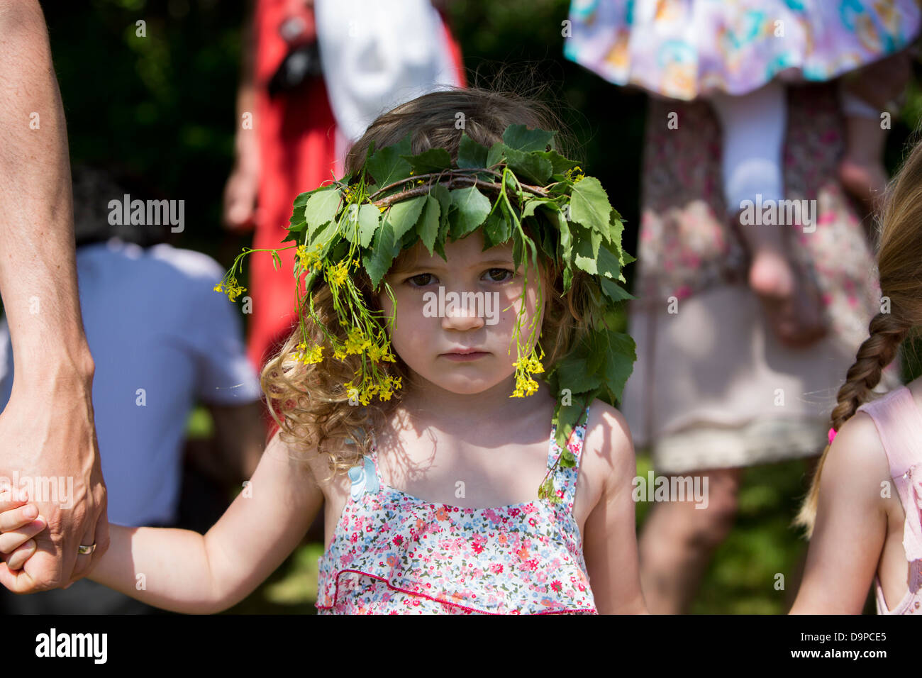 Trauriges Mädchen mit Kranz aus Blumen Stockfoto