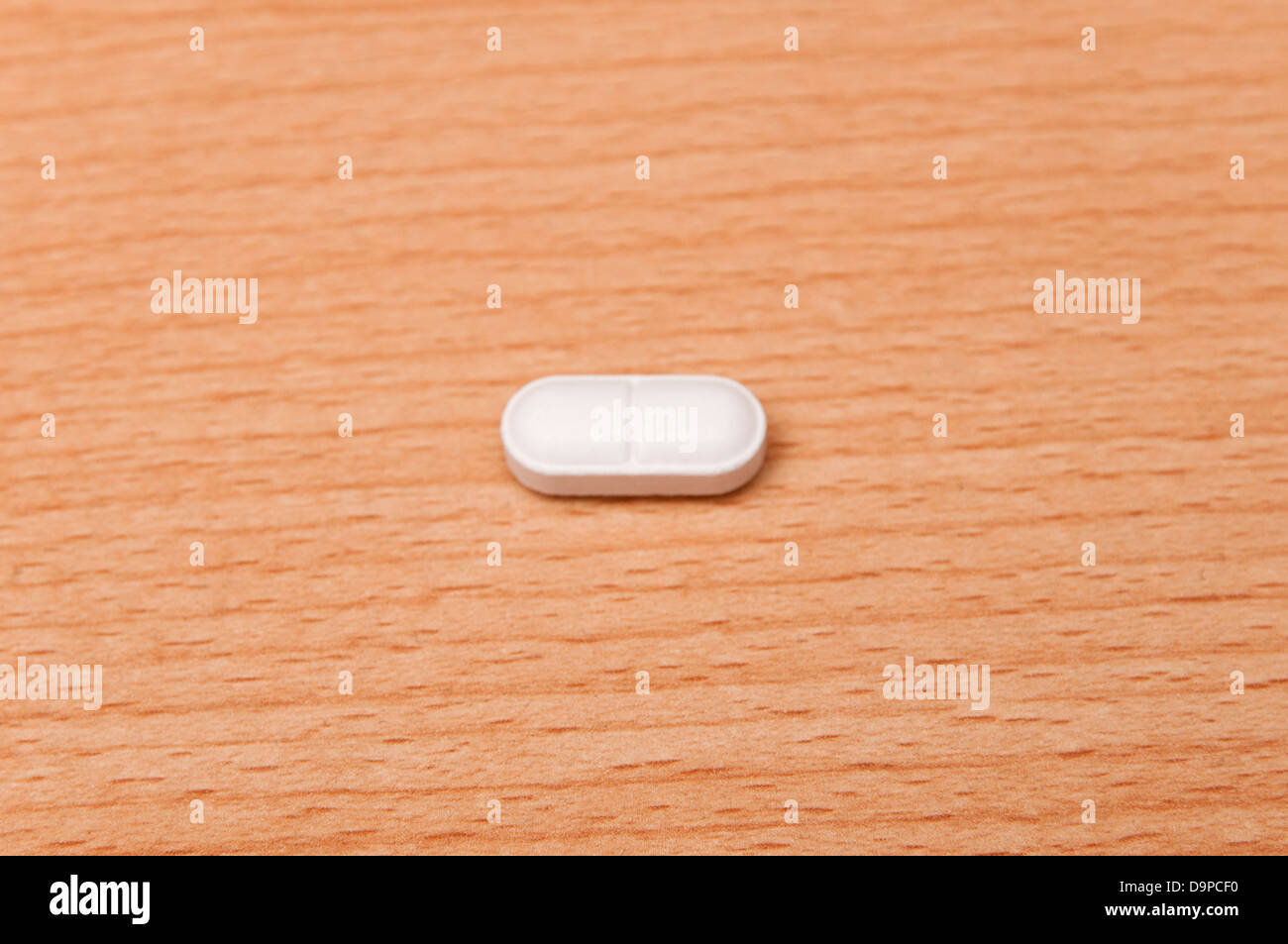 weiße farbige Tablette für Kopfschmerzen oder Muskelschmerzen Schmerzen Stockfoto