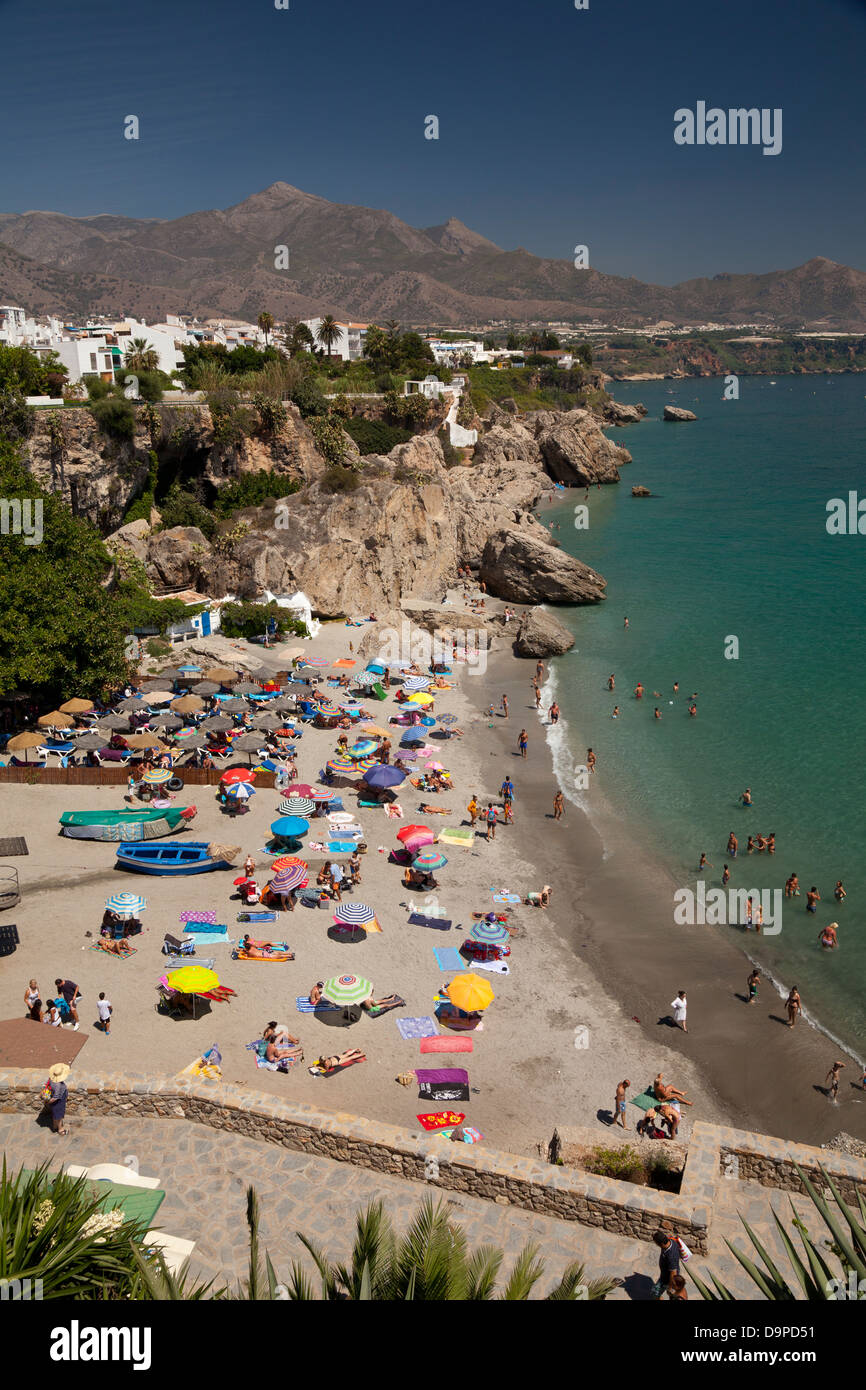 Strand und Küste von Nerja, Andalusien, Spanien, Europa Stockfoto