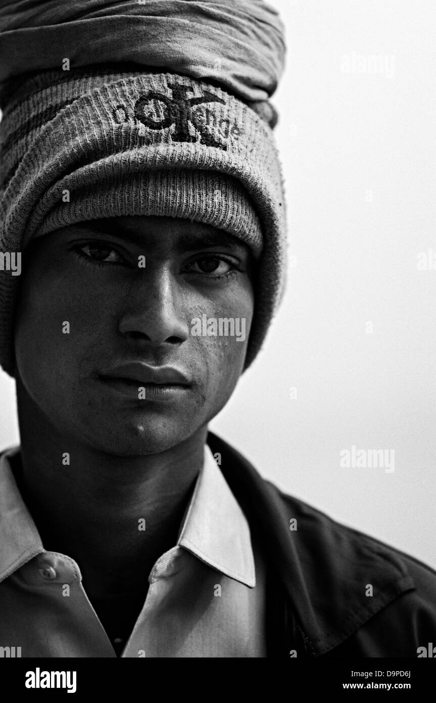 Porträt eines jungen indischen Mannes auf den Ghats. Varanasi, Benares, Uttar Pradesh, Indien Stockfoto