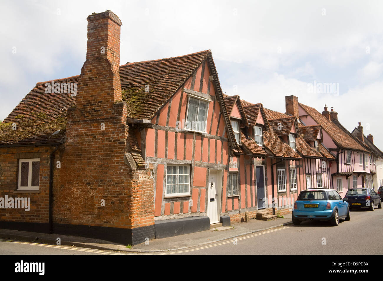 Lavenham Suffolk East Anglia England pastellfarbenen Fachwerkhäusern im mittelalterlichen Dorf eines der 20 reichsten Siedlungen, die in den mittelalterlichen Zeiten Stockfoto